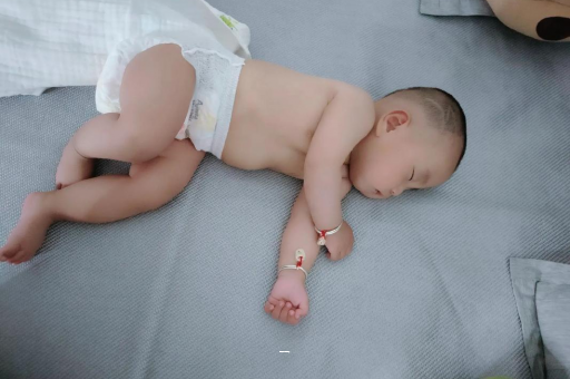 广州代怀试管生子宝宝脸上有白色斑块 广州代怀试管生子宝宝脸上有白色斑块